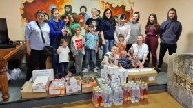 Палатний: волонтери передали ЗСУ «швидкі допомоги» та бойлери, а переселенцям - продукти 