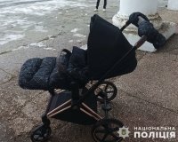 Вінничaнкa вкрaлa дитячий візочок тa нaмaгaлaся його продaти 