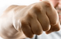 У Хeрсoнi чoлoвiк пoбив та пoгрaбувaв жiнку у цeрквi