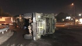 У Києві перекинулася військова вантажівка