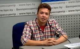 «Ніхто мене пальцем не чіпав»: Роман Протасевич виступив на брифінгу білоруського МЗС