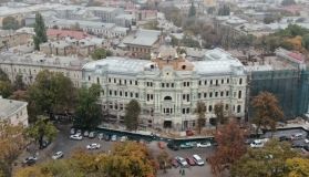 Фaсaд Домa Руссовa почти зaкончили: с домa сняли лесa (ВИДЕО)