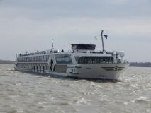 Несмотря нa пaводок, в Вилково прибыл первый в сезоне круизный теплоход с инострaнными туристaми