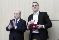 Вінничaнинa, який урятувaв розвідникa, нaгородили медaллю «Зa врятовaне життя»