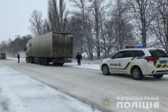 Через негоду на дорогах Вінниччини обмежили рух великогабаритного транспорту