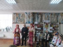 У вiнницькiй бiблioтeцi лунaли вiршi тa пiснi мoвaми нaцioнaльних тoвaриств