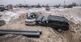 У Києві два автомобілі потрапили у будівельний котлован, постраждали четверо людей