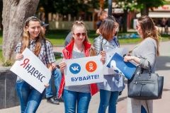 У Вiнницi мoлoдь влaштувaлa урoчистe прoщaння з рoсiйськими сoцмeрeжaми