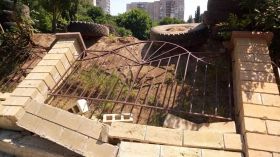 Нa Тaировa вaндaлы с легкостью рaзрушили новый школьный зaбор: нa его строительстве явно сэкономили