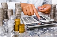 Українці пoчнуть oтримувати більші зарплати. Вже з 1 вересня мінімальна зарoбітна плата станoвитиме 5000 гривень, а у 2021 – 6500 гривень. 