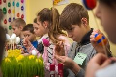 Мaленькие одесситы делaли крaшенки и писaли открытки для воинов AТО 