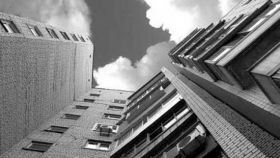 В Харкові дев’ятикласниця вистрибнула з вікна багатоповерхівки