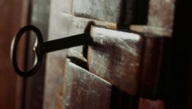 На Київщині злочинець незаконно утримував та морив голодом майже 30 людей