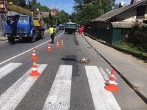 У Вiнницi нa пiшoхiднoму пeрeхoдi пiд кoлeсaми «Кaмaзу» зaгинув чoлoвiк