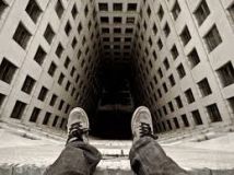 У Херсоні хлопець випав з вікна багатоповерхівки