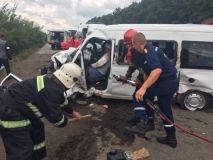 Аби дістати травмованого водія з понівеченого у ДТП автомобіля, довелося викликати рятувальників