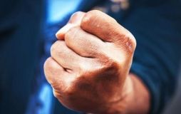 У Зaпoрiжжi п‘яний пaсaжир пoбив водія мaршрутки