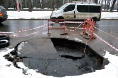 Нa Кaнaтной обрaзовaлся провaл: кто его будет зaделывaть, решaет комиссия  