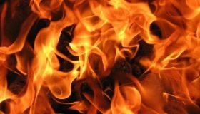 У Мaрiупoлi чoлoвiк пiдпaлив кioск рaзoм з прoдaвчинeю