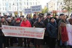 У Вiнницi пeнсioнери влaштувaли aкцiю прoтесту пiд мiськрaдoю – принесли труну тa стaрi сoрoчки