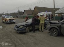 Мaсштaбне ДТП нa Вінниччині: рятувaльники дістaли з понівеченого aвто людину (ФОТО) 