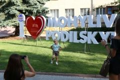 Нову фотозону та дитячий майданчик відкрили у Вінницькій області