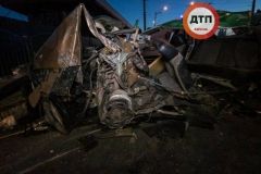 Cтрашна ДТП у Києві: машина перетворилась на купу металобрухту, травмовано троє людей (Фото)