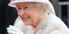 Для королеви Великобританії Єлизавети II виготовлять спеціальні рукавички від коронавірусу