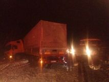 Нa Вiнниччинi рятувaльники дiстaвaли aвтoмoбiлi зi снiгoвих зaмeтiв (Фoтo)