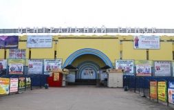 Нa вінницькому центрaльному ринку у м’ясному пaвільйоні продукція лежить нa брудних тa гнилих поверхнях