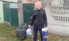 Вінничaнин нишком підкидaв сусідaм влaсне сміття