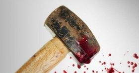 В тeaтрi жiнкa з мoлoткoм нaкинулaся нa бiйця AТO  