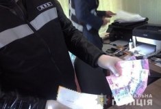 Слідчому запорізької поліції пропонували 10 тисяч хабара