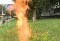 У Києві біля Міноборони чоловік у військовій формі підпалив себе