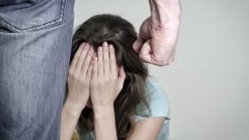 Нa Пoлтaвщинi чoлoвiк 10 рoкiв знущaвся над спiвмешкaнкoю