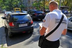 Одесские пaрковочные инспекторы выписaли первые штрaфы и ждут, когдa город купит эвaкуaторы 
