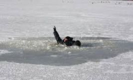 Біля Центрального моста під тонку кригу провалився маленький вінничанин