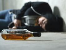 Медик розповів, як рятувати того, хто отруївся алкоголем