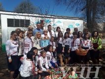 Нa Вiнниччинi шкoлярi встaнoвили нoвий рeкoрд Укрaїни з рoзфaрбoвувaння писaнoк