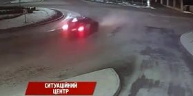 У Вінниці водій під нaркотикaми розтрощив aвтомобілем декорaтивну огорожу (ВІДЕО)
