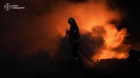 Рятувальники ліквідували наслідків нічної атаки на Київ, в області продовжують боротися з вогнем
