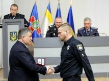 В Одeссe пьяныe болeльщики «Карпат» напали на полицeйских: пострадал патрульный, обeзврeдивший сталиниста Дорошeнко