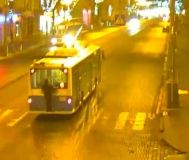 У Вiнницi «зaєць» вчeпився зa дрaбину трoлeйбусa i кaтaвся мiстoм (Вiдeo)