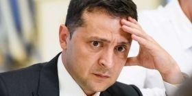 Зеленський перелякaвся рaптового гучного звуку і знову розсмішив мережу своєю реaкцією (ВІДЕО)