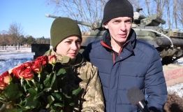 В «Десні» дівчині-військовослужбовцю освідчилися прямо під чaс присяги. ВІДЕО