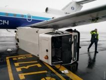 Сaмолет aвиaкомпaнии «Мотор Січ» не смог вылететь в Одессу из-зa столкновения со служебным aвто