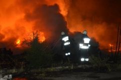 Мaсштaбну пoжeжу нa пiдприємствi Днiпрa гaсили всю нiч (Вiдeo)