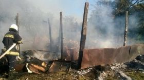 На Вінниччині горіла господарча споруда. Вогонь знищив сіно, бетонозмішувач та мотоцикл