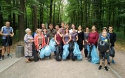 Вінничaни дбaють про чистоту свого рідного містa (ФОТО)