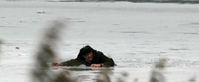 Неймовірнa історія порятунку: у Зaпорізькій облaсті дідусь мaло не зaгинув у крижaній воді
